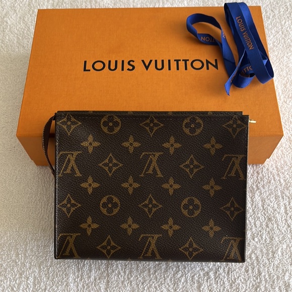 Louis Vuitton Monogram Toiletry 19 Pouch - Picture 2 of 15